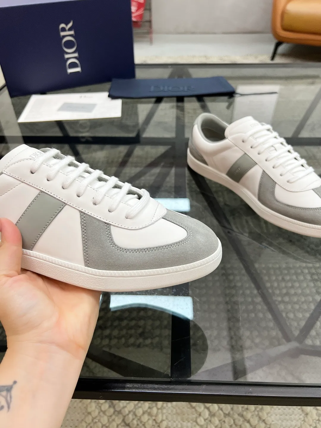 Men's Men's Shoes 💰400【New Style】🍿🍿𝐃𝐢𝐨* — Dior. Dior's new casual sneakers define your fashionable pace. They boldly use innovative technological fabrics to create a futuristic silhouette. The light and breathable mesh material, combined with the unique texture coating process, presents a refreshing visual effect, as if it is a fashion item from the future world. Whether paired with casual outfits or mixed with formal looks, the Dio* D-Sketch sneakers are effortless and add a touch of futuristic style to your overall look. From the streets to the catwalk, it is your indispensable fashion tool. The upper is made of high-tech mesh material, which is light and breathable and fits your feet like a second skin, keeping you dry and comfortable even in the hot summer. The delicate mesh structure gives the shoes a unique visual effect and displays a futuristic aesthetic. Code number: 39-44 (38, 45 customized)